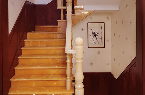 右玉中式别墅室内汉白玉石楼梯的定制安装装饰效果